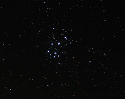 Pleiaden_20110205_17x15sec_ISO800_f5.6_70mm_NikonD90_2_crop_small